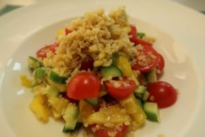 Bulgursalat mit Peperoni, Tomaten und Gurken