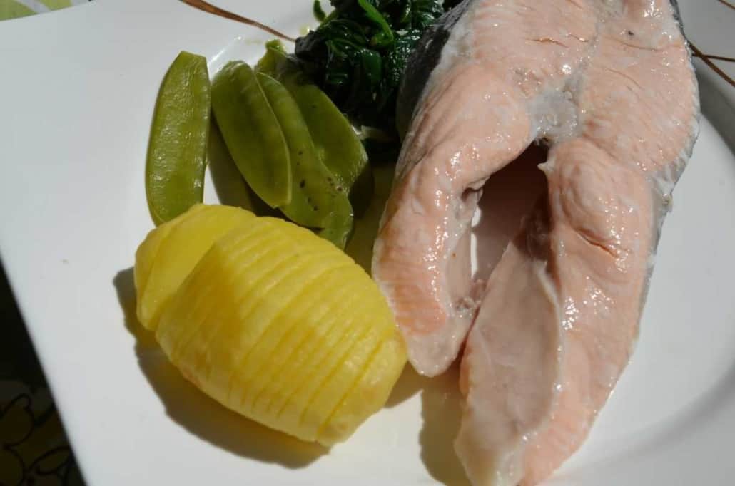 Gedünsteter Lachs mit Gemüse und schwedische Kartoffel - weight ...