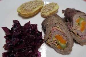 Rindsroullade mit Rotkraut und Sesamkartoffeln