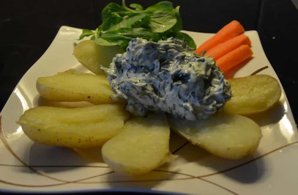 Pellkartoffeln mit Kräuterfrischkäse und Salat - weight-fighters.com