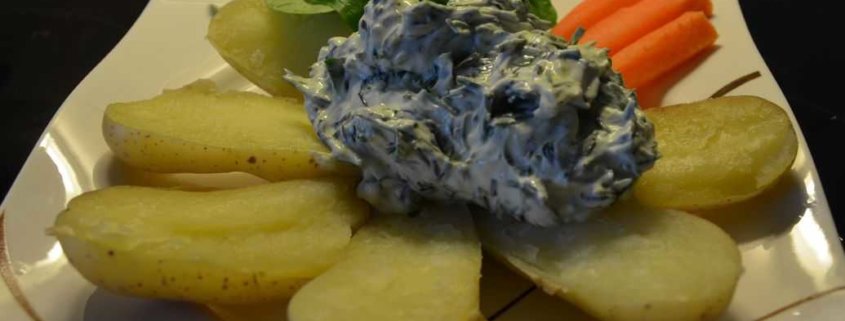 Pellkartoffeln mit Kräuterfrischkäse und Salat - weight-fighters.com