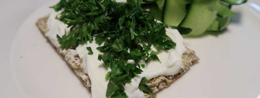 Knäckebrot mit Quark und Kräutern - weight-fighters.com