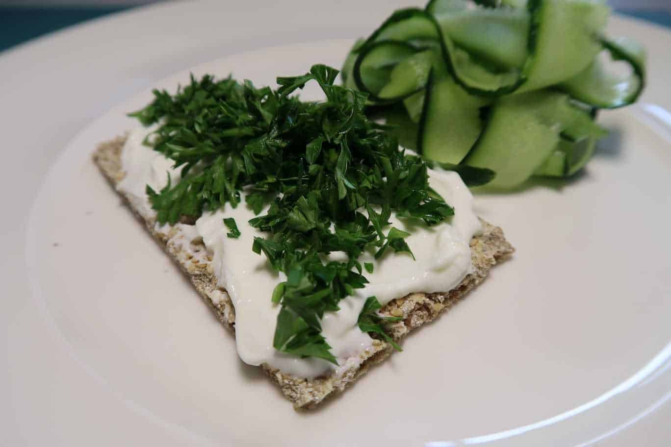 Knäckebrot mit Quark und Kräutern - weight-fighters.com