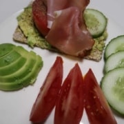 Knäckebrot mit Avocado, Tomaten, Gurken und Rohschinken