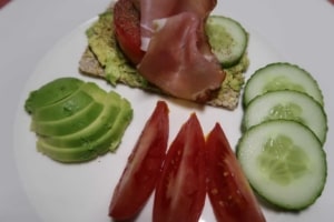 Knäckebrot mit Avocado, Tomaten, Gurken und Rohschinken