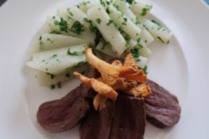 Kohlrabi mit Lamm und Pilzen