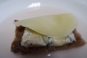 Pochierte Birne auf Blauschimmelkäse