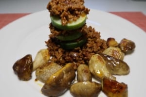 Zucchetti-Türmchen mit Hackfleisch und Steinpilzen