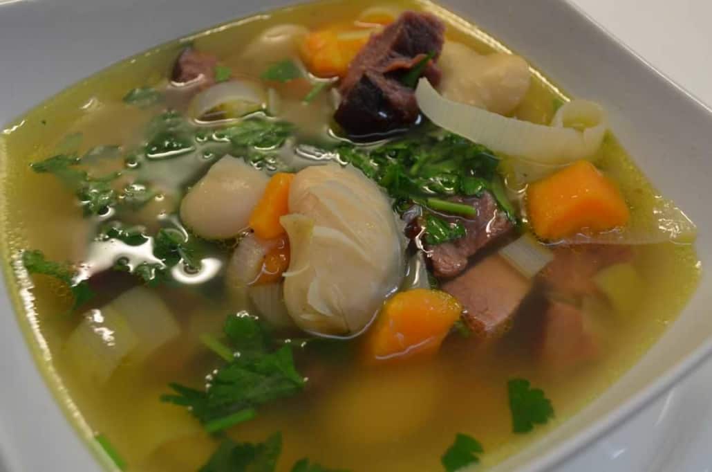 Gemüsesuppe mit weissen Bohnen und geräuchertem Fleisch - weight ...