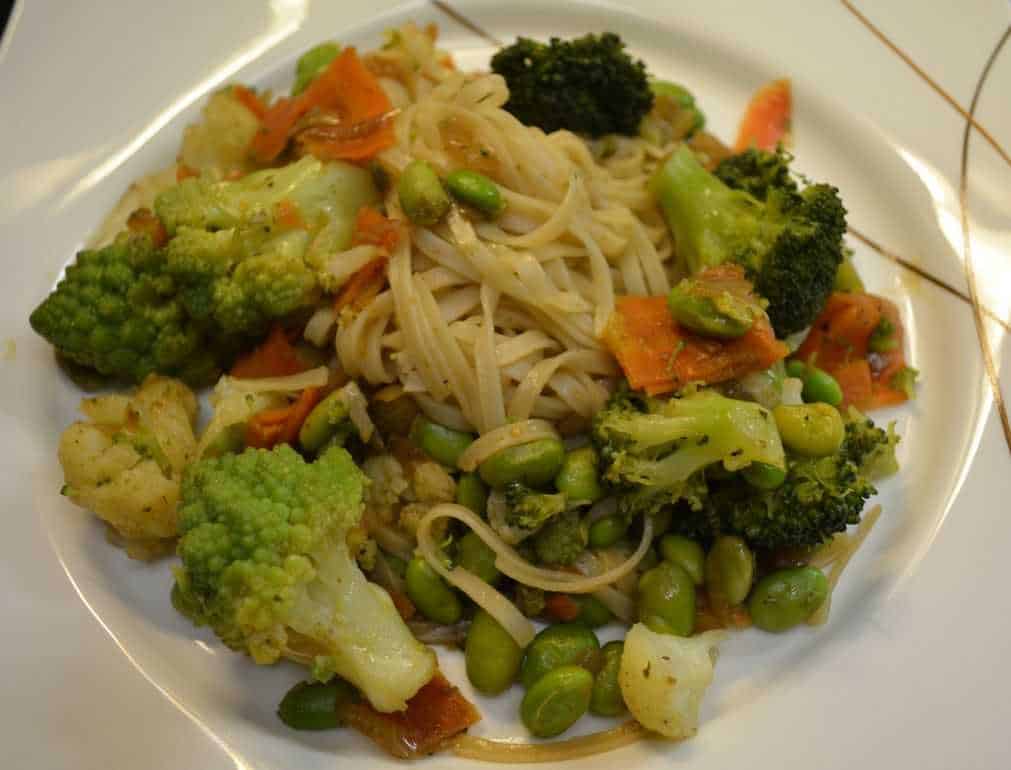 Veganes Reisnudelgericht mit Gemüse - weight-fighters.com