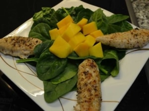 Babyspinat Salat mit Mango und Poulet