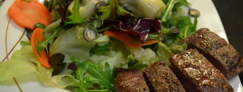 Blattsalat mit Artischocken Lamm und Kürbiskernen