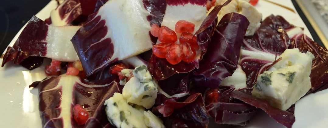 Chicoree Rosso mit Roquefort und Granatapfel