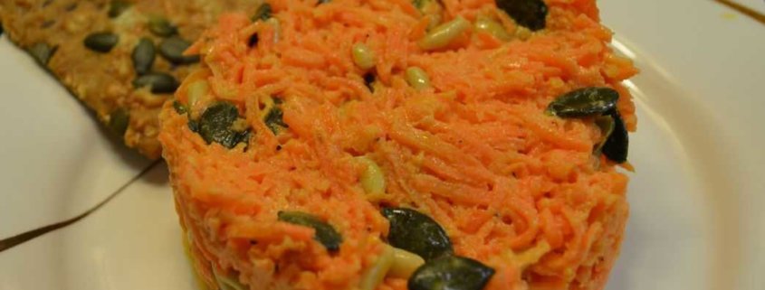 Karottensalat mit Kürbis und Pinienkernen