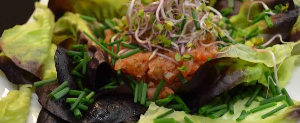 Salat mit Lachstartar und Radieschensprossen