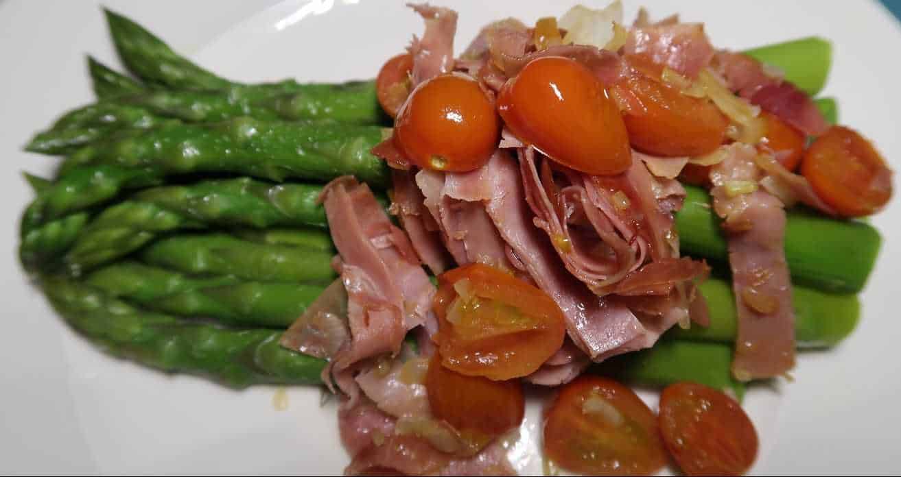 Spargeln mit gebratenem Rohschinken und geschmolzenen Tomaten - weight ...