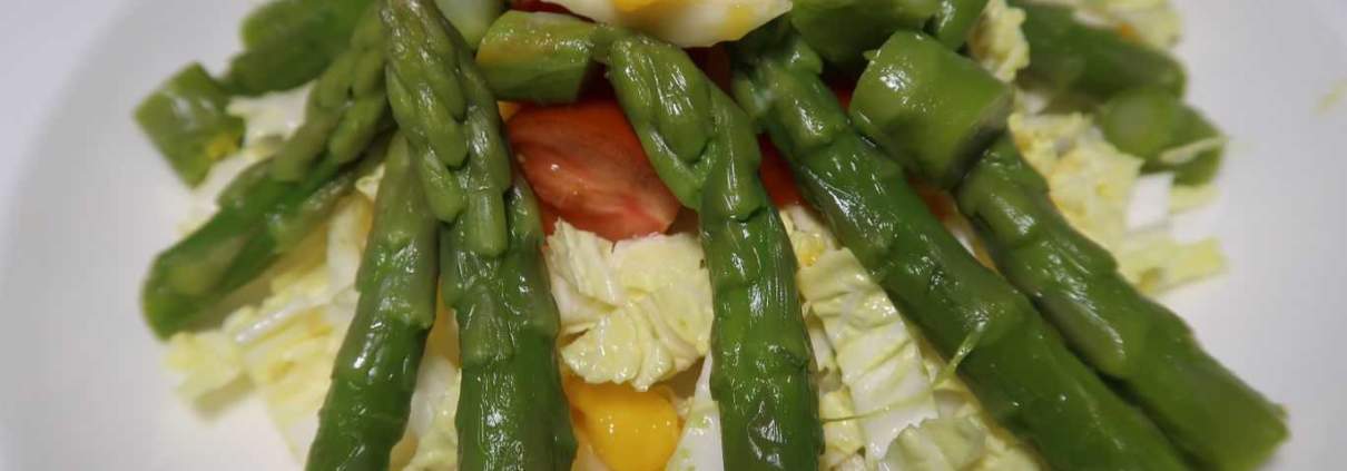 Chinakohl mit Spargeln Mango und Tomaten Salat