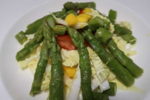 Chinakohl mit Spargeln Mango und Tomaten Salat