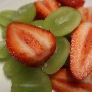 Fruchtsalat mit Erdbeeren und Trauben