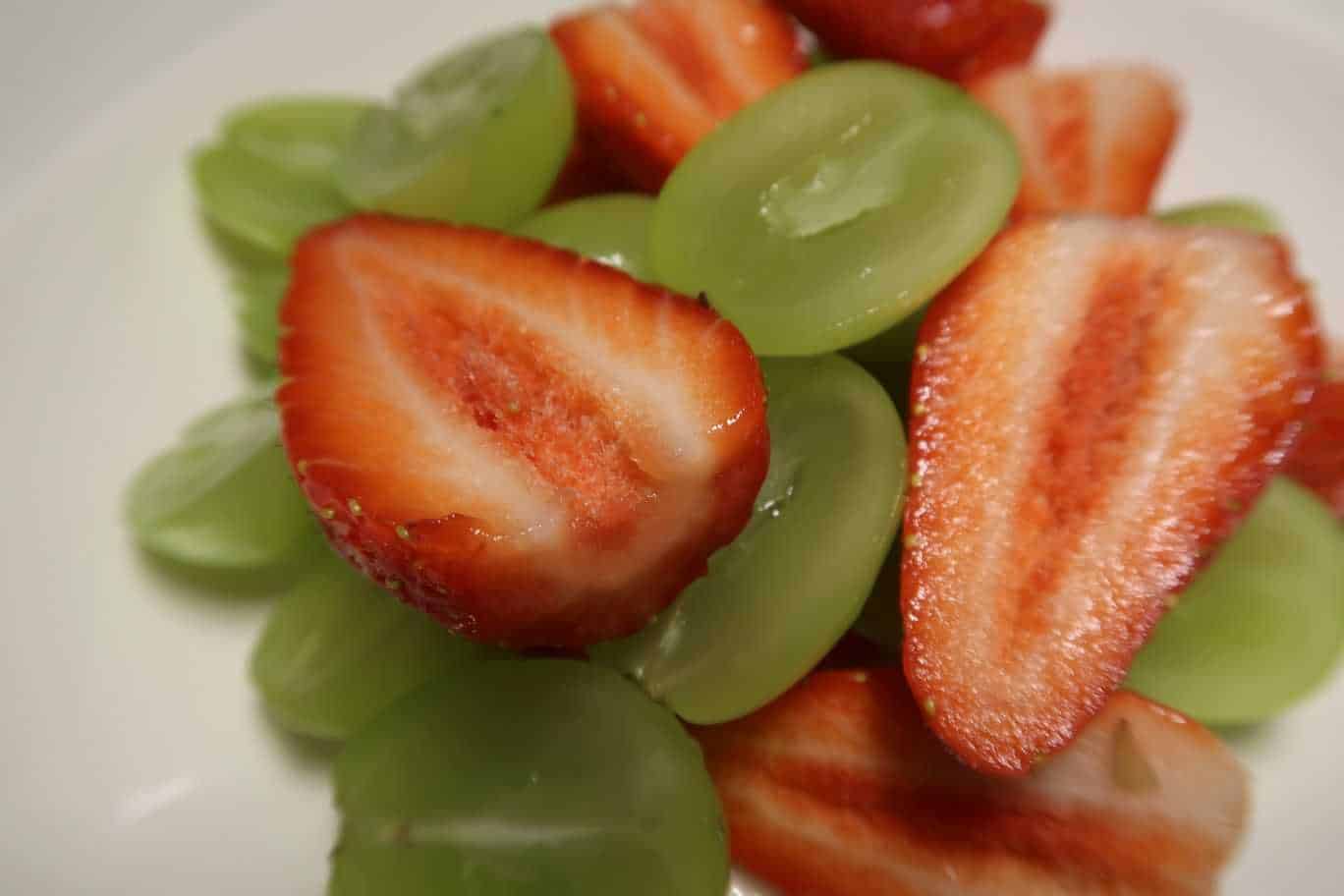 Fruchtsalat aus Erbeeren und Trauben - weight-fighters.com