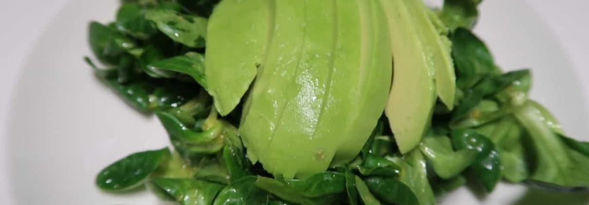 Nüsslisalat mit Avocado