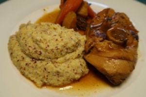 Gitzi mit Polenta und Wurzelgemüse