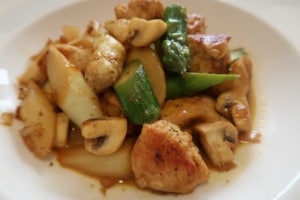 Pouletbrust mit Spargeln und Champignons