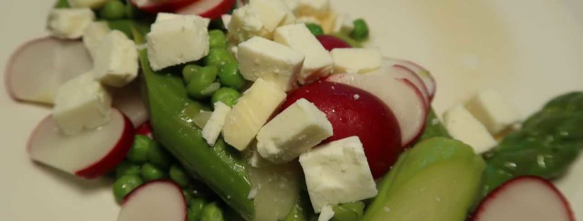 Spargel Erbsen Radieschen Salat mit Feta