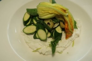 Zucchettisalat mit Ricotta, Minze und Oliven