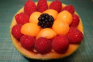 Fruchtsalat mit Honigmelone Himbeeren und Brombeere