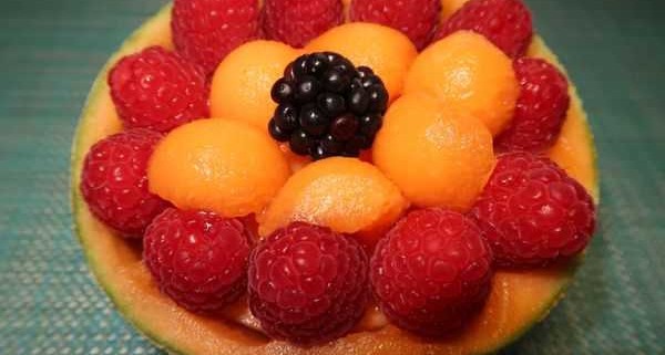 Fruchtsalat mit Honigmelone Himbeeren und Brombeere