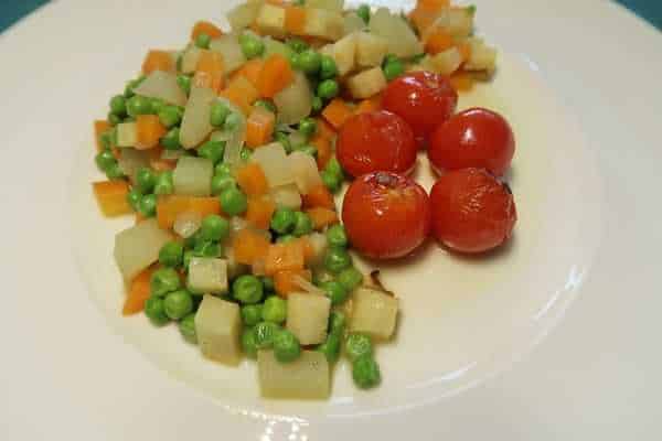 Gemüseeintopf mit geschmolzenen Tomaten