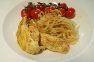 Kohlrabinudeln mit geschmolzenen Tomaten und Pouletfilets