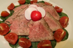 Lammcarpaccio mit Spinat und Cherrytomaten