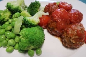 Polpette mit Erbsen und Broccoli
