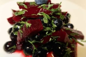 Randensalat mit Heidelbeeren