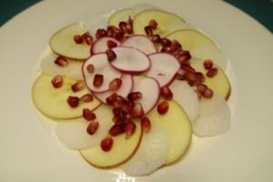 Rettich Apfel Carpaccio mit Granatapfelkernen