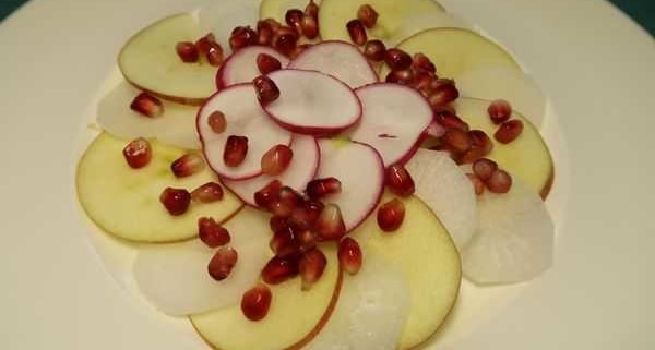 Rettich Apfel Carpaccio mit Granatapfelkernen