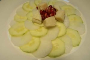 Rettich Gurken Salat mit Parmesan und Granatapfelkernen