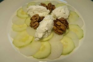 Rettich Gurken Salat mit Ricottanocken und Nüssen
