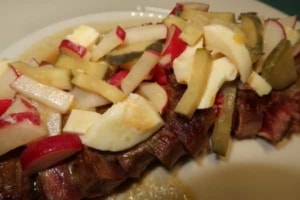 Rindsentrecôte mit Radieschen, Ei, Essiggurken Vinaigrette