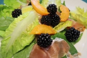 Salat mit Brombeeren San Daniele Schinken und Aprikosen