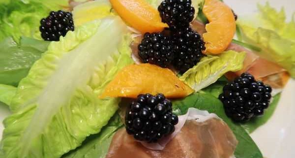 Salat mit Brombeeren San Daniele Schinken und Aprikosen