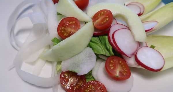 Salat mit Rettich Tomaten Gurkenmelone