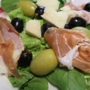 Salat mit San Daniele Schinken Oliven und Parmesan