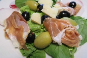 Salat mit San Daniele Schinken Oliven und Parmesan