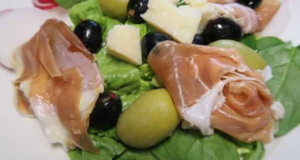 Salat mit San Daniele Schinken Oliven und Parmesan