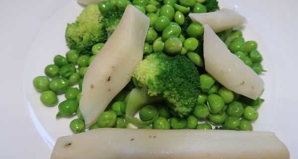 Schwarzwurzel mit Erbsen und Broccoli