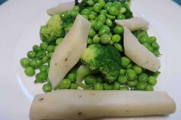 Schwarzwurzel mit Erbsen und Broccoli