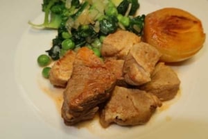 Schweinsragout mit grünem Gemüse